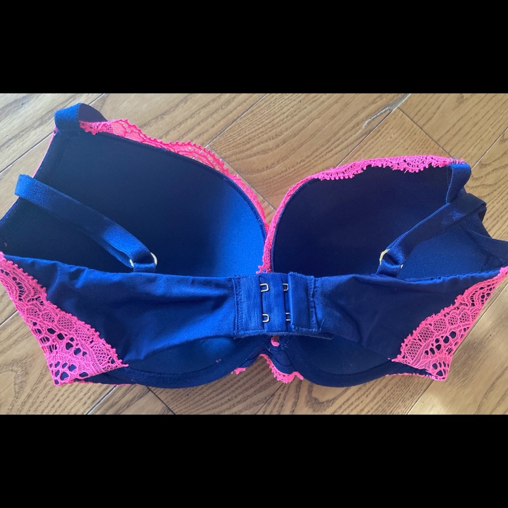 Victoria’s Secret Very Sexy Push UP - Picture 2 of 3